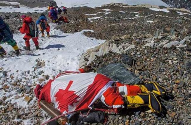 8 Potret Miris Gunung Everest yang Dipenuhi Sampah. Saking Parahnya, Salah Satu Base Camp Ditutup