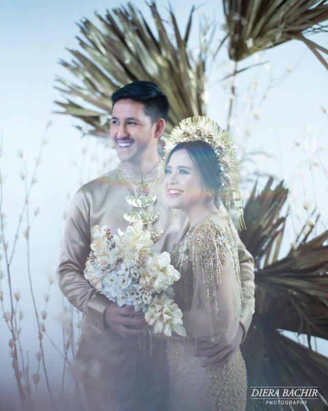 10 Foto Artis Prewedding dengan Riasan Adat Sumatera. Nggak Kalah dari Ammar Zoni dan Irish Bella!