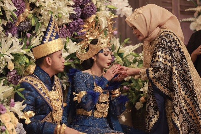 10 Potret Memukau Pengantin dari Pulau Sumatera. Pandangan Tak Bisa Beralih dari Indahnya Mahkota Mereka!