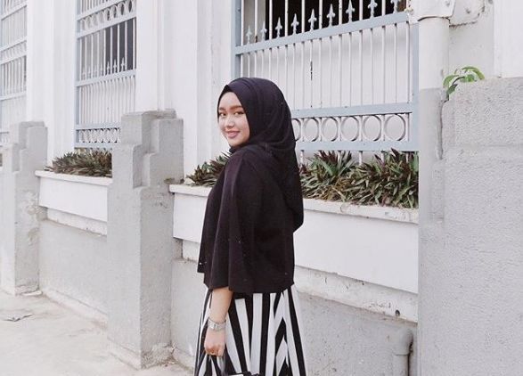 Padu Padan Outfit dan Tas Tangan Ala Beby Mulyono