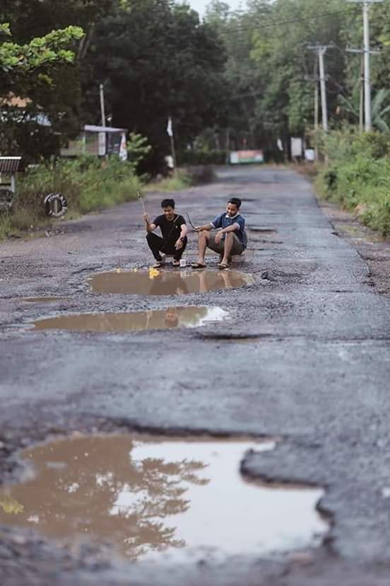 Protes Jalan Rusak dan Berlubang, Anak-anak Muda Berpose di Dalam Lumpur. Kritikan yang Efektif Nih!