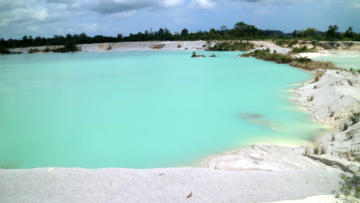 Danau Kaolin Belitung, Danau Berwarna Biru Kekinian yang Hits di Negeri Laskar Pelangi!