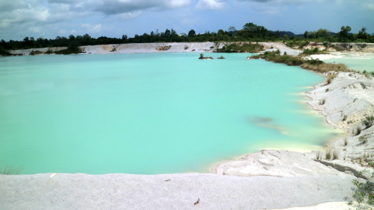 Danau Kaolin Belitung, Danau Berwarna Biru Kekinian yang Hits di Negeri Laskar Pelangi!