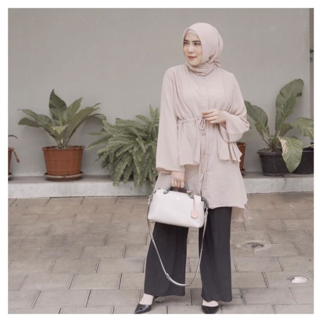 Inspirasi OOTD Hijab ala Dedek Centhyl Fitri Tropica. Sopan, Trendi, Pas Buat Pergi Kuliah Lagi!