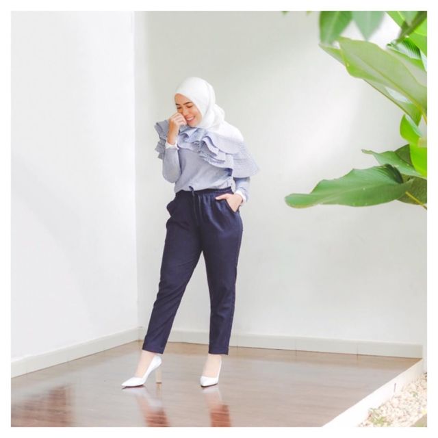 Inspirasi OOTD Hijab ala Dedek Centhyl Fitri Tropica. Sopan, Trendi, Pas Buat Pergi Kuliah Lagi!