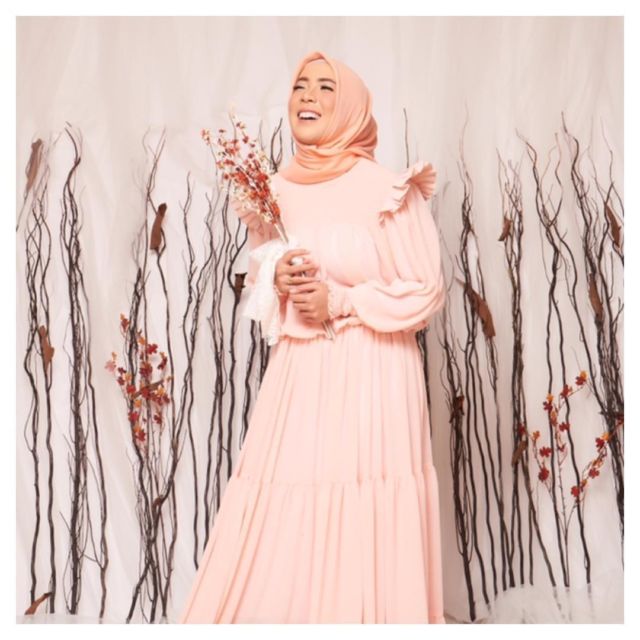 Inspirasi OOTD Hijab ala Dedek Centhyl Fitri Tropica. Sopan, Trendi, Pas Buat Pergi Kuliah Lagi!