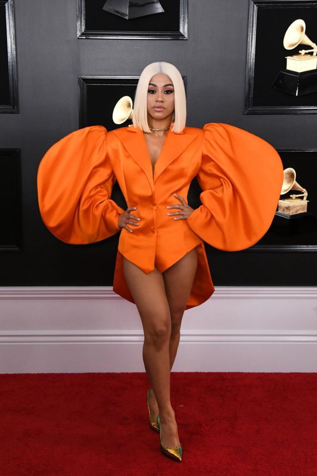 10 Foto Penampilan Artis Paling Unik di Red Carpet Grammy Awards 2019. Bajunya Mirip Apa Ya Kira-Kira?