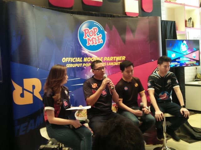 Kini Ada Pop Mie di Jersey EVOS Dan RRQ. Bukti Pop Mie Dukung Pertumbuhan Esports Indonesia