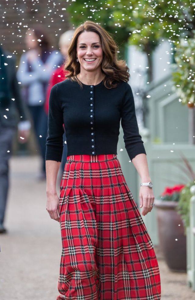 9 Ide Padu Padan Rok Tartan Demi Dongkrak Penampilan Lebih Stylish dan Elegan. Adem Plus Lagi Kekinian