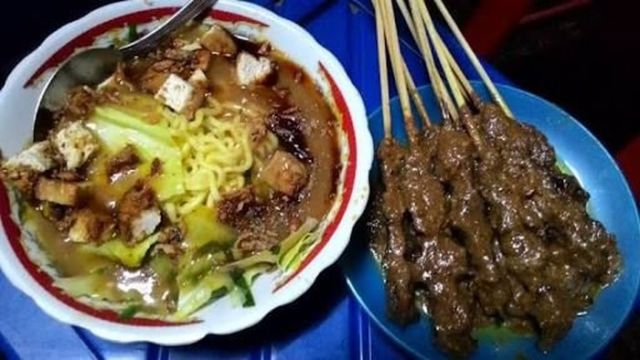 Mie ongklok dan sate sapi