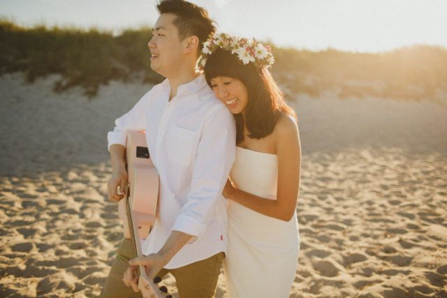 Siap-siap Baper, 14 Ide Foto Pre-Wedding di Pantai Kala Senja Menyapa Ini Cantik dan Bikin Deg-deg Ser