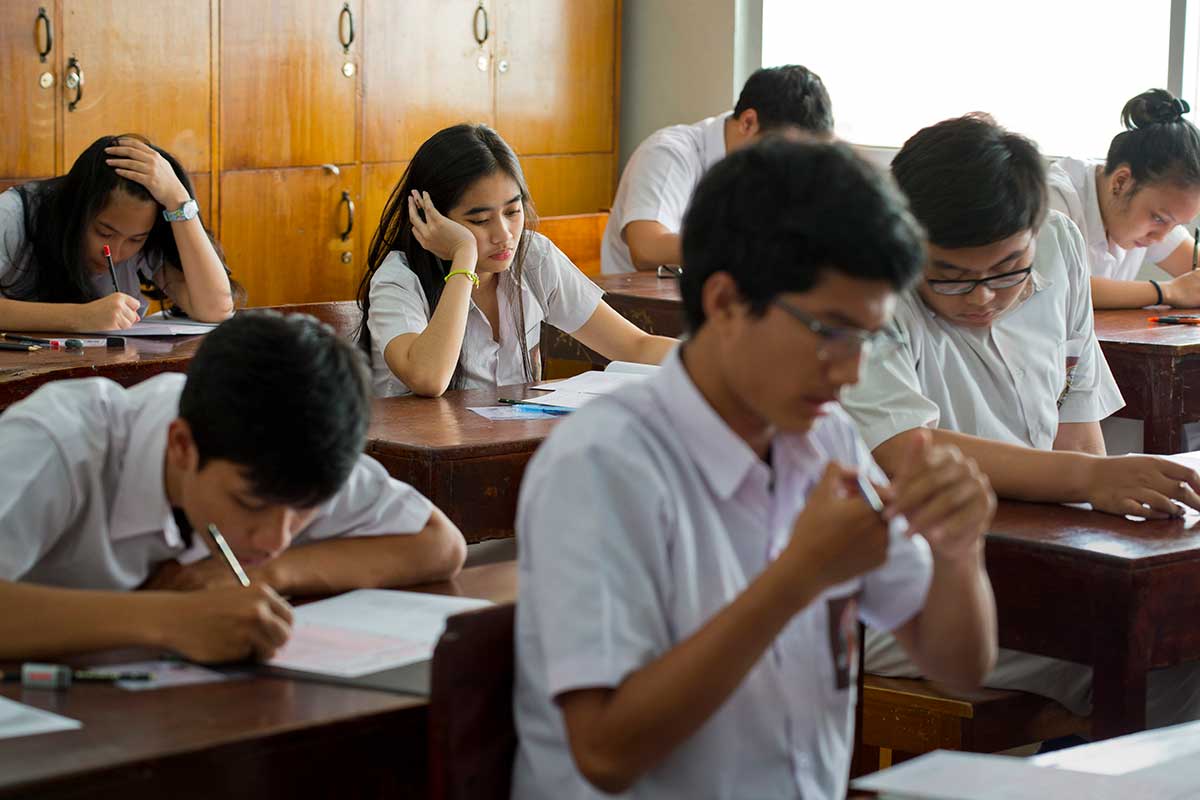 Menebak Karakter Seseorang dari Posisi Duduknya di Kelas. Katanya Makin Belakang Makin Bandel ya?