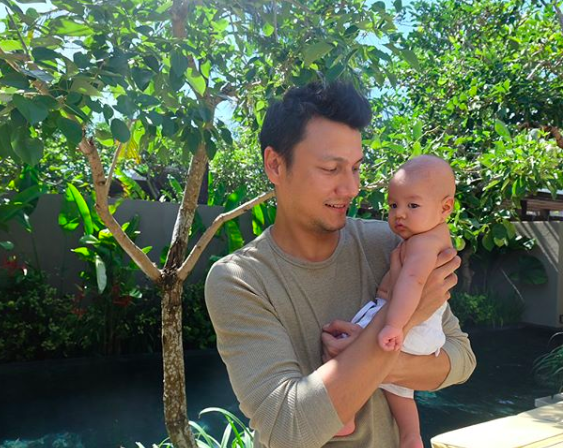 Hamish 'Hot Daddy' Gendong Baby Zalina Bikin Salfok! Ini 10+ Potret Papa Seleb Lain yang Momong Anak Juga!