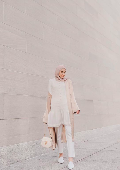 10 Inspirasi Hijab Nuansa Netral Ala Leena Asad, Lifestyle Blogger Palestina-Amerika yang Gayanya Super Elegan