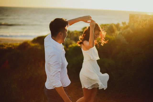 Siap-siap Baper, 14 Ide Foto Pre-Wedding di Pantai Kala Senja Menyapa Ini Cantik dan Bikin Deg-deg Ser