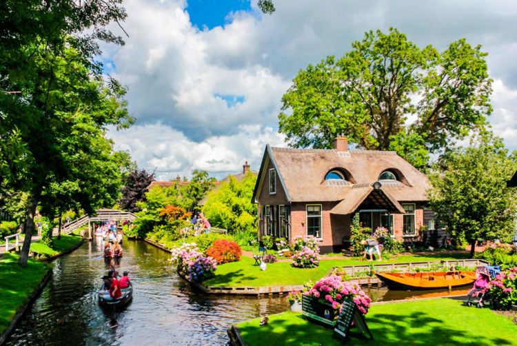 Berkunjung ke Giethoorn, Desa Paling Damai di Eropa. Nggak Ada Jalan Raya dan Kendaraan Bermotor!