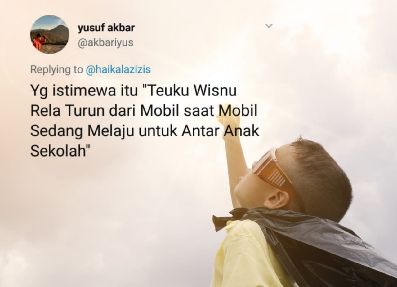 15 Tanggapan Receh Warganet Soal Berita Teuku Wisnu yang Rela Turun Mobil Demi Antar Anak Sekolah