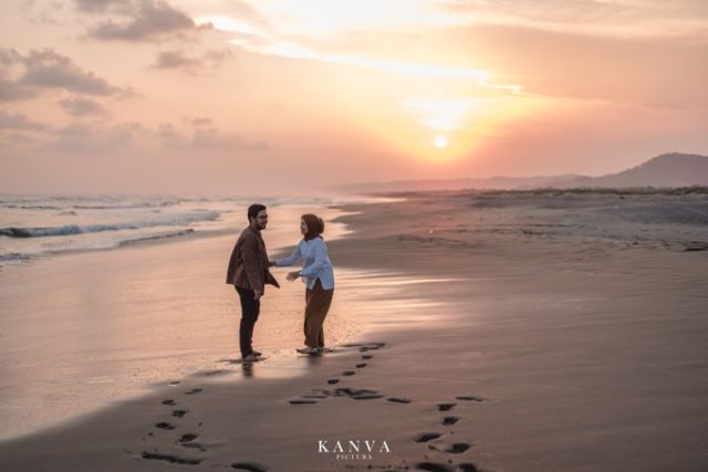 Siap-siap Baper, 14 Ide Foto Pre-Wedding di Pantai Kala Senja Menyapa Ini Cantik dan Bikin Deg-deg Ser