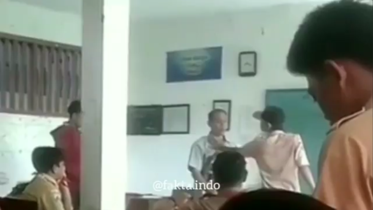 Viral Video Siswa SMP Menantang dan Mencengkeram Kerah Gurunya. Murid Kok Nggak Hormati Guru Sih?