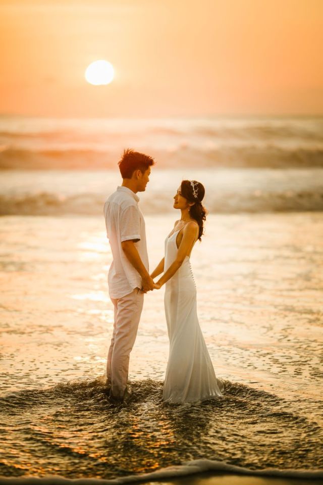 Siap-siap Baper, 14 Ide Foto Pre-Wedding di Pantai Kala Senja Menyapa Ini Cantik dan Bikin Deg-deg Ser