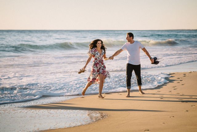 Siap-siap Baper, 14 Ide Foto Pre-Wedding di Pantai Kala Senja Menyapa Ini Cantik dan Bikin Deg-deg Ser