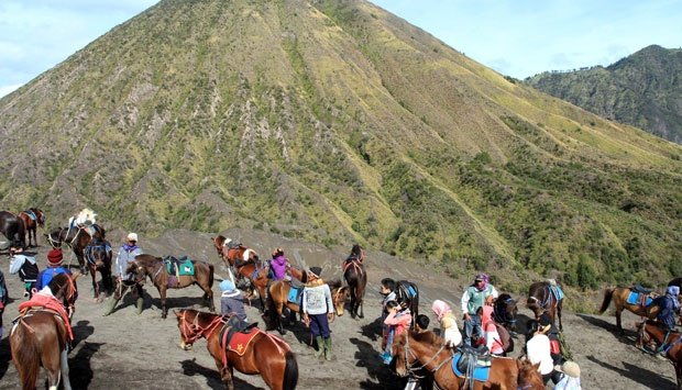 Gunung Bromo Erupsi dan Keluarkan Abu Setinggi 600 Meter. Radius 1 Kilometer Harus Dikosongkan