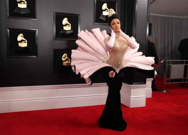 10 Foto Penampilan Artis Paling Unik di Red Carpet Grammy Awards 2019. Bajunya Mirip Apa Ya Kira-Kira?