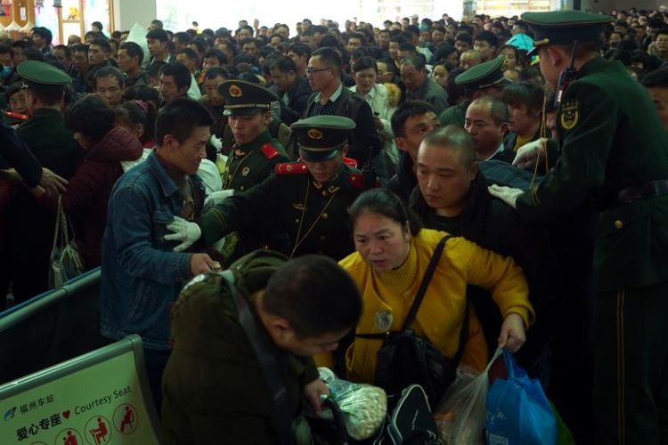 14 Potret Kekacauan di Cina Saat Musim Mudik Jelang Imlek. Miliaran Orang Mudik Bersama-sama!