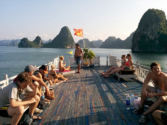 Panduan Backpacker ke Halong Bay, Vietnam. Budgetnya Murah dan Pemandangannya Spektakuler!