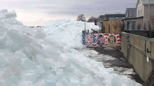 Tsunami Es Melanda Kanada. Biasanya Terjangan Air, Tapi Kali Ini Balok-balok Es! Ini 13 Potretnya