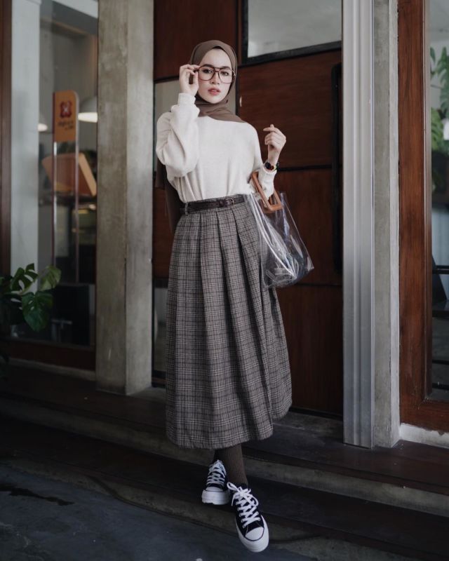 9 Ide Padu Padan Rok Tartan Demi Dongkrak Penampilan Lebih Stylish dan Elegan. Adem Plus Lagi Kekinian