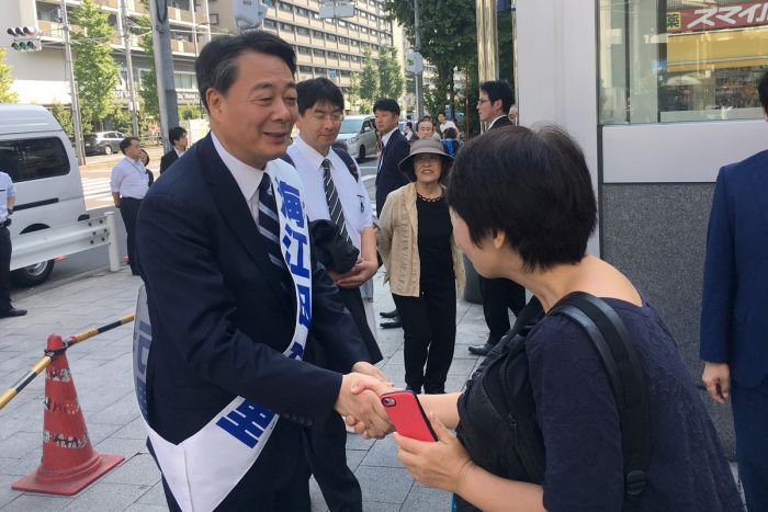 13 Kampanye Politik Unik Jepang. Dari Pakai Poster Begini, Sampai Tempel Brosur di Punggung Anjing