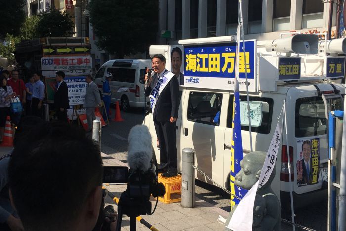 13 Kampanye Politik Unik Jepang. Dari Pakai Poster Begini, Sampai Tempel Brosur di Punggung Anjing