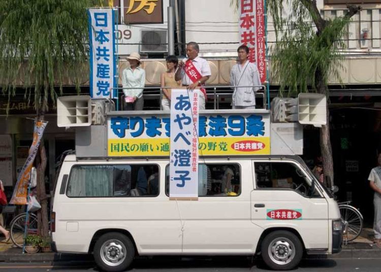 13 Kampanye Politik Unik Jepang. Dari Pakai Poster Begini, Sampai Tempel Brosur di Punggung Anjing