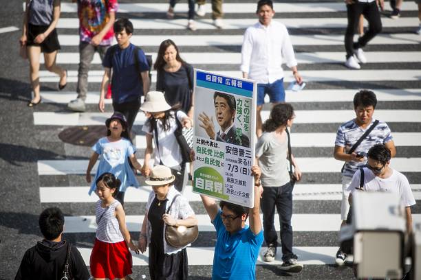 13 Kampanye Politik Unik Jepang. Dari Pakai Poster Begini, Sampai Tempel Brosur di Punggung Anjing