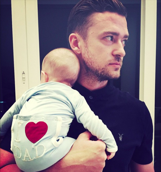 Hamish 'Hot Daddy' Gendong Baby Zalina Bikin Salfok! Ini 10+ Potret Papa Seleb Lain yang Momong Anak Juga!