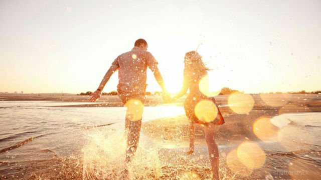 Siap-siap Baper, 14 Ide Foto Pre-Wedding di Pantai Kala Senja Menyapa Ini Cantik dan Bikin Deg-deg Ser