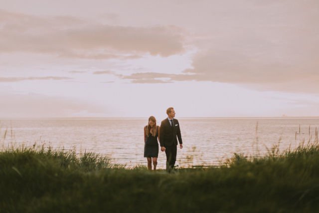 Siap-siap Baper, 14 Ide Foto Pre-Wedding di Pantai Kala Senja Menyapa Ini Cantik dan Bikin Deg-deg Ser