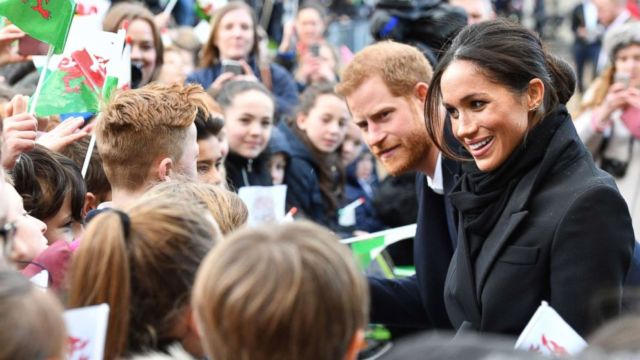 Meghan Markle Dipuji Karena Selalu Menutup Pintu Mobil Sendiri, Sekarang Malah Dilarang. Eh, Kenapa, Ya?