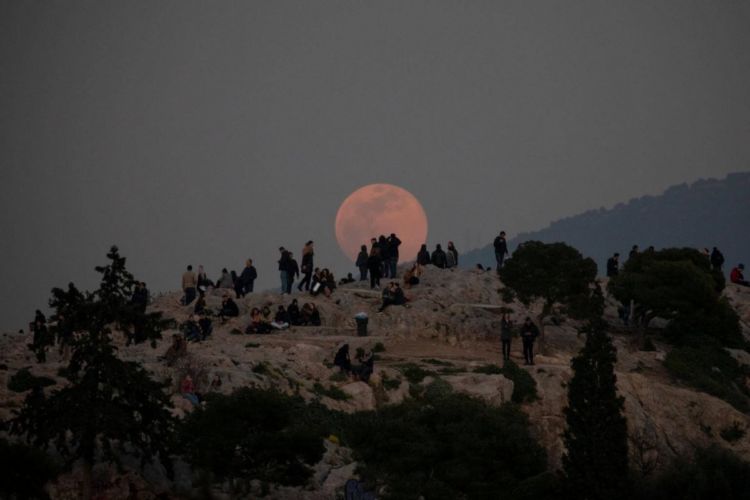 13 Penampakan Supermoon di Berbagai Negara. Supermoon Kemarin Itu yang Terbesar Sampai Tahun 2026 Lo