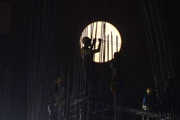 13 Penampakan Supermoon di Berbagai Negara. Supermoon Kemarin Itu yang Terbesar Sampai Tahun 2026 Lo