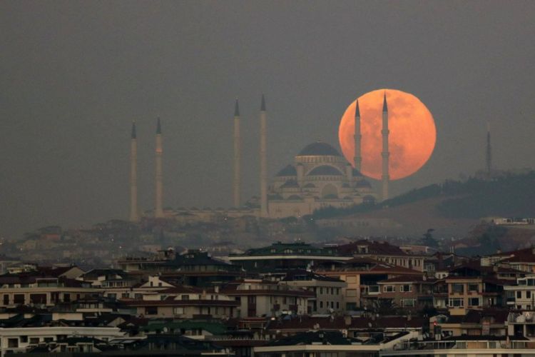 13 Penampakan Supermoon di Berbagai Negara. Supermoon Kemarin Itu yang Terbesar Sampai Tahun 2026 Lo