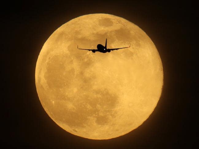 13 Penampakan Supermoon di Berbagai Negara. Supermoon Kemarin Itu yang Terbesar Sampai Tahun 2026 Lo