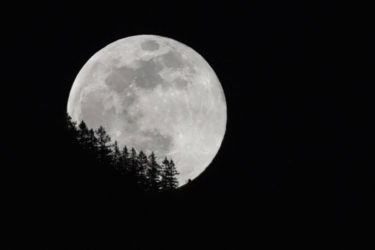 13 Penampakan Supermoon di Berbagai Negara. Supermoon Kemarin Itu yang Terbesar Sampai Tahun 2026 Lo