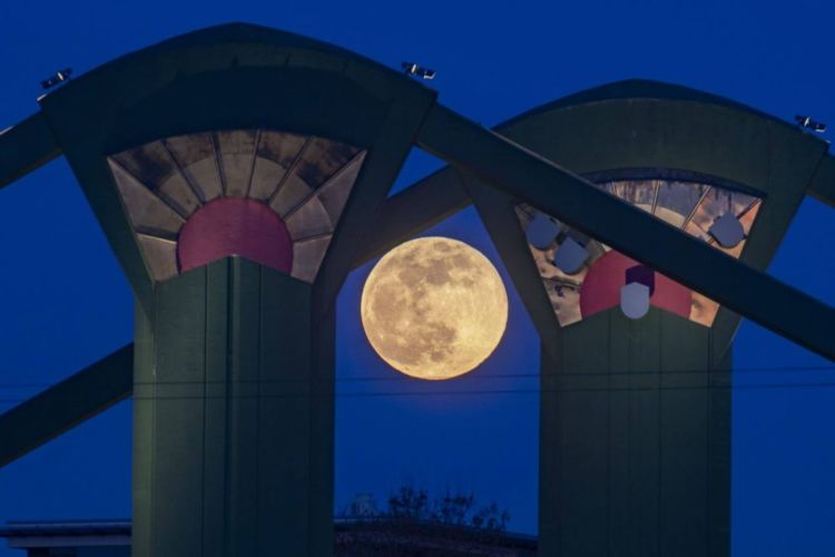 13 Penampakan Supermoon di Berbagai Negara. Supermoon Kemarin Itu yang Terbesar Sampai Tahun 2026 Lo