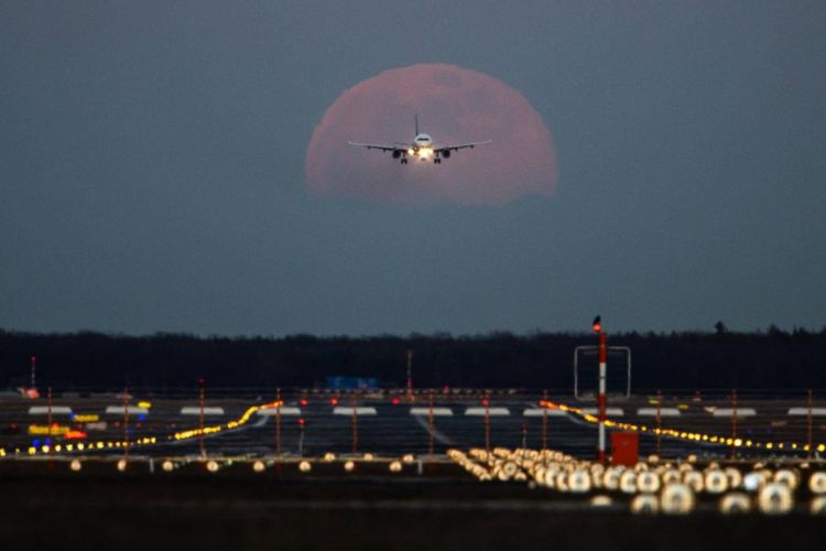 13 Penampakan Supermoon di Berbagai Negara. Supermoon Kemarin Itu yang Terbesar Sampai Tahun 2026 Lo