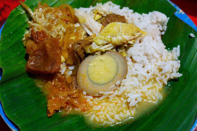 Nasi ayam dengan tambahan semur telur