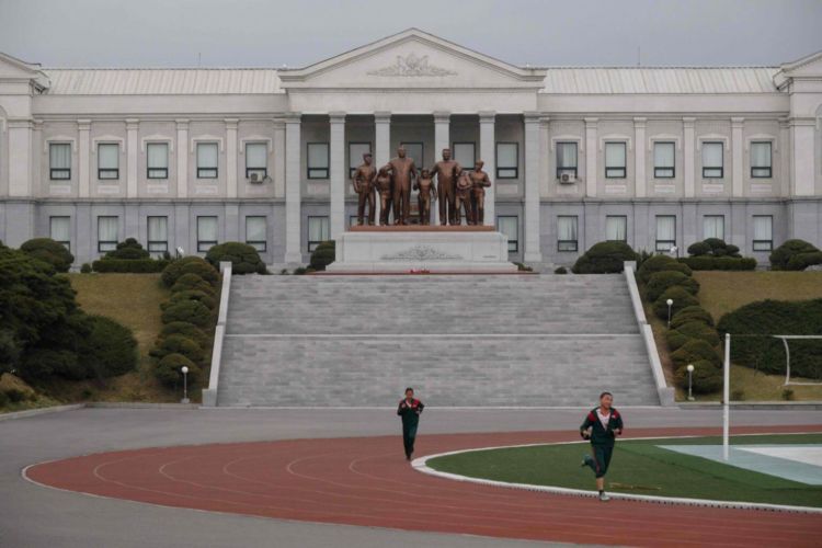 13 'Pemandangan' Tak Biasa di Sekolah Korea Utara. Ada Pelajaran Menembak & Ledakkan Granat Juga