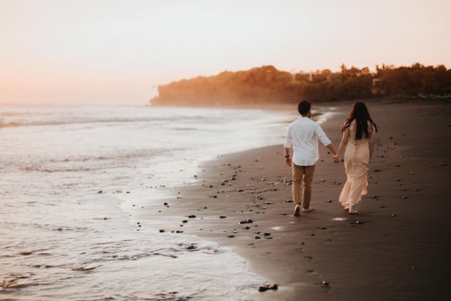 Siap-siap Baper, 14 Ide Foto Pre-Wedding di Pantai Kala Senja Menyapa Ini Cantik dan Bikin Deg-deg Ser