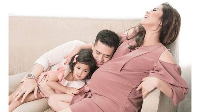 10 Ide Maternity Photo Selebritas Bersama Anak Pertama. Malah Ngajak sang Kakak Ikut Sayang Adik, Kan?